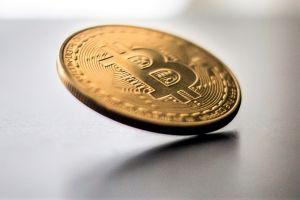 Bitcoin Weighs Its Options: Bullish News vs Derivatives 101